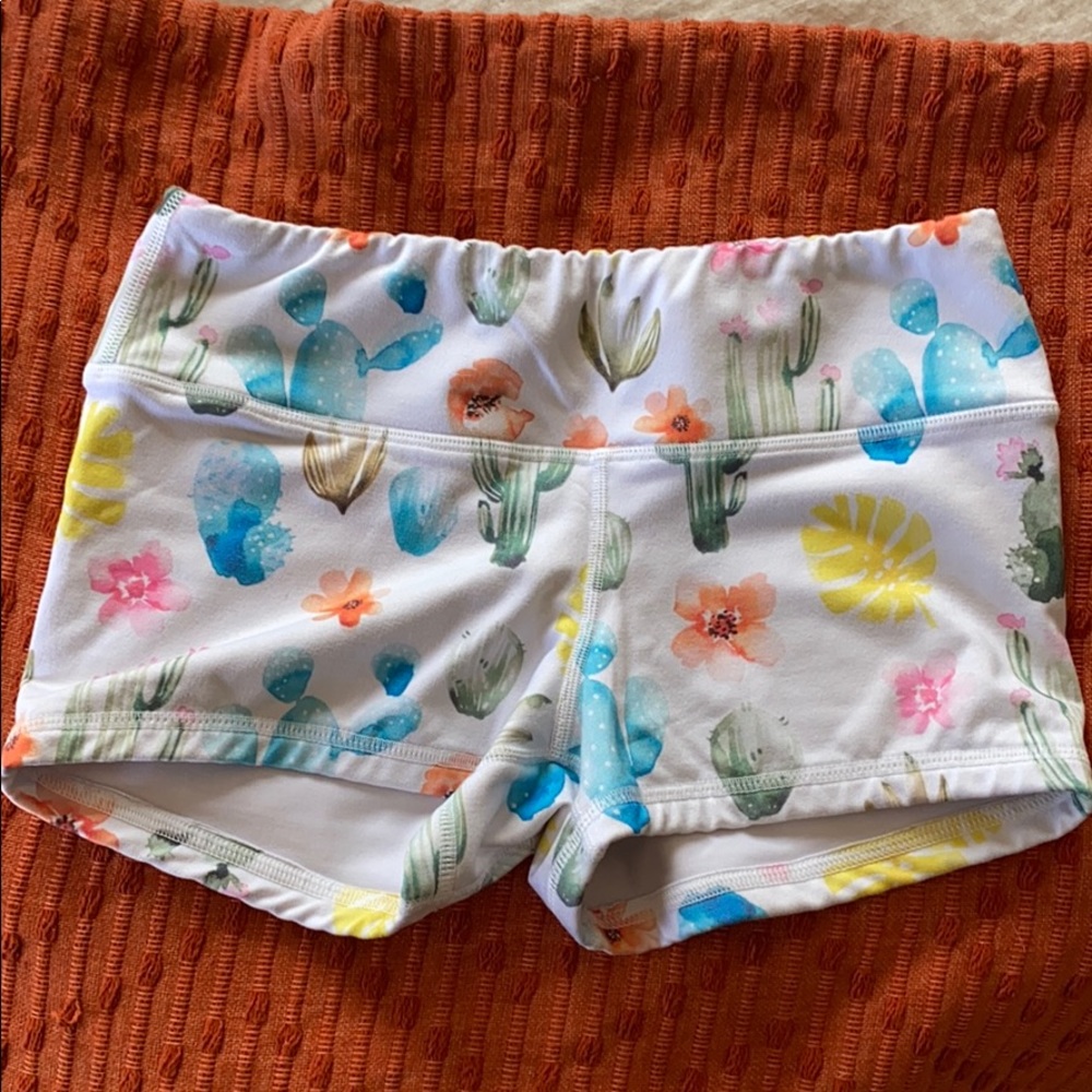 FLEO shorts size small